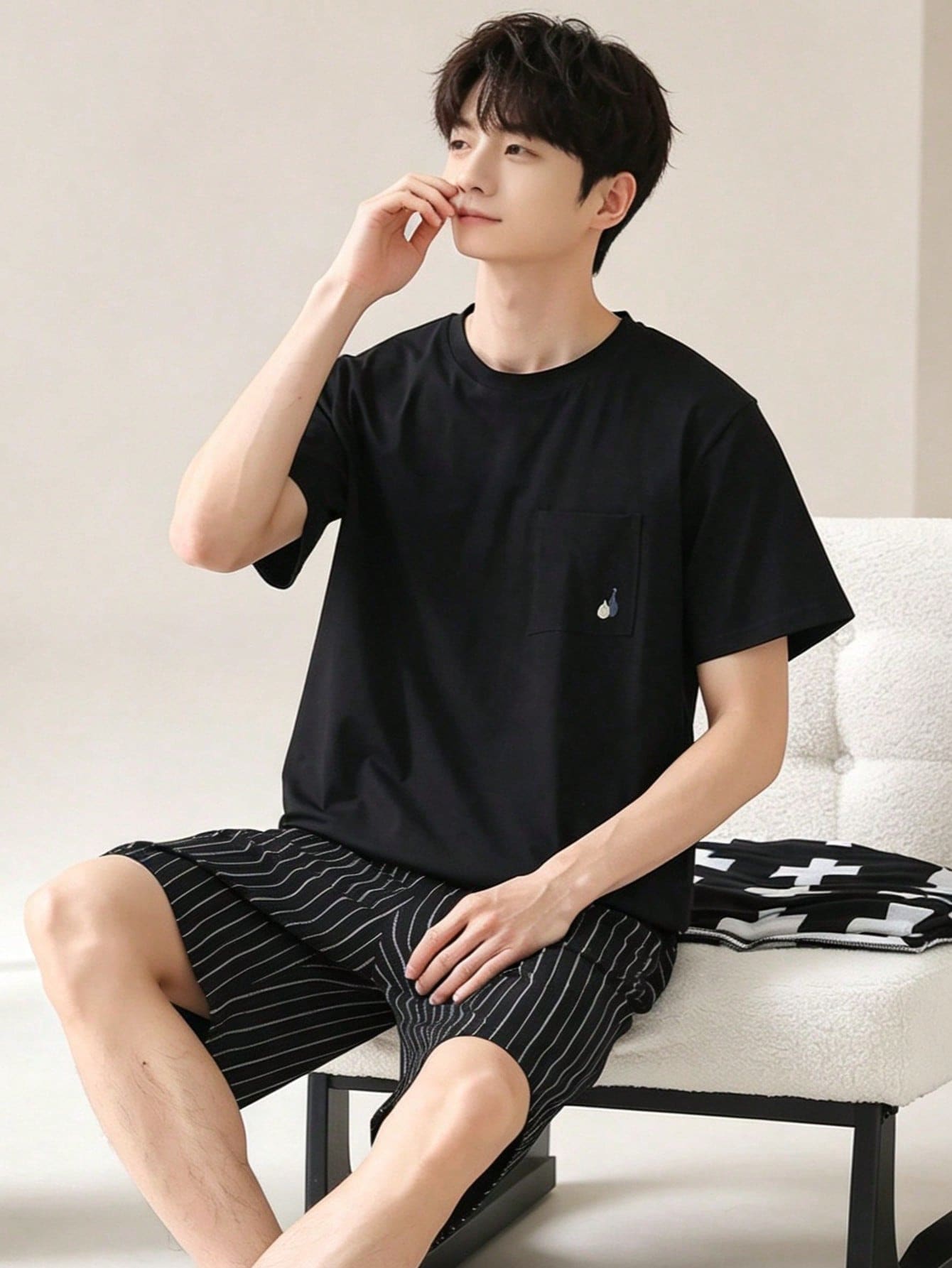 AICJ 男士純色休閒寬鬆極簡可穿搭春夏口袋圓領短袖上衣與格紋短褲2件式居家睡衣套裝 - 黑色 - 查看 1