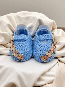 1雙手工鉤針嬰兒鞋，米色花卉刺繡，瑪麗珍鞋款，鈕扣綁帶 - 淺藍色 - 查看 2