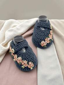1雙手工鉤編嬰兒鞋，米色花卉刺繡，瑪麗珍鞋款，鈕扣綁帶 - 深灰色 - 查看 3