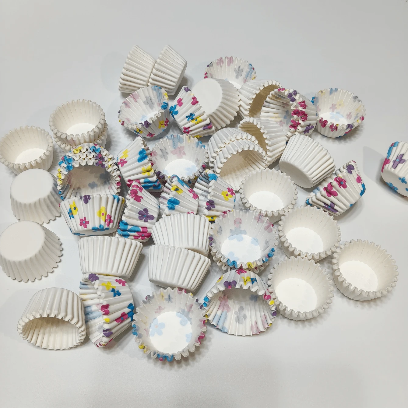 Mini Printed Cake Paper Cups, Oil-Proof Disposable Muffin Paper Liners, Home Baking, Party Dessert Decoration Paper Cups, Heat-Resistant And Leak-Proof, Easy Release, Disposable And No Cleaning Required, Suitable For Cupcakes And Small Snacks - View 1