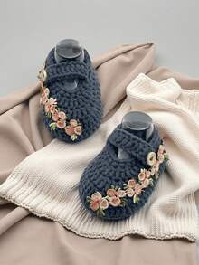 1雙手工鉤編嬰兒鞋，米色花卉刺繡，瑪麗珍鞋款，鈕扣綁帶 - 深灰色 - 查看 4