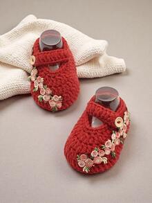 1雙手工鉤編嬰兒鞋，米色花卉刺繡，瑪麗珍鞋款，鈕扣綁帶 - 紅色 - 查看 3