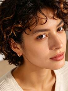 Charm-In أقراط حلقية صغيرة مطلية بالذهب عيار 18 قيراط للنساء مرصعة بالزركونيا المكعبة، مجوهرات رقيقة للاستخدام اليومي والحفلات والزفاف والهدايا - الذهب / الحجر الأبيض - مشاهدة 4