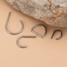 1件鈦合金D型鼻環穿刺飾品，16G 18G 扣環式鼻中隔 Daith 身體穿刺飾品，適用女款男款，軟骨螺旋耳釘耳環 - 銀色 - 查看 6