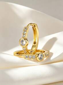 Charm-In أقراط حلقية صغيرة مطلية بالذهب عيار 18 قيراط للنساء مرصعة بالزركونيا المكعبة، مجوهرات رقيقة للاستخدام اليومي والحفلات والزفاف والهدايا - الذهب / الحجر الأبيض - مشاهدة 2