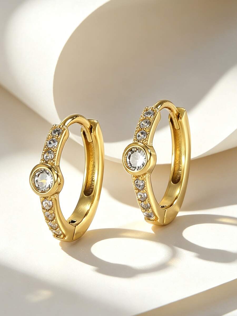 Charm-In أقراط حلقية صغيرة مطلية بالذهب عيار 18 قيراط للنساء مرصعة بالزركونيا المكعبة، مجوهرات رقيقة للاستخدام اليومي والحفلات والزفاف والهدايا - الذهب / الحجر الأبيض - مشاهدة 1