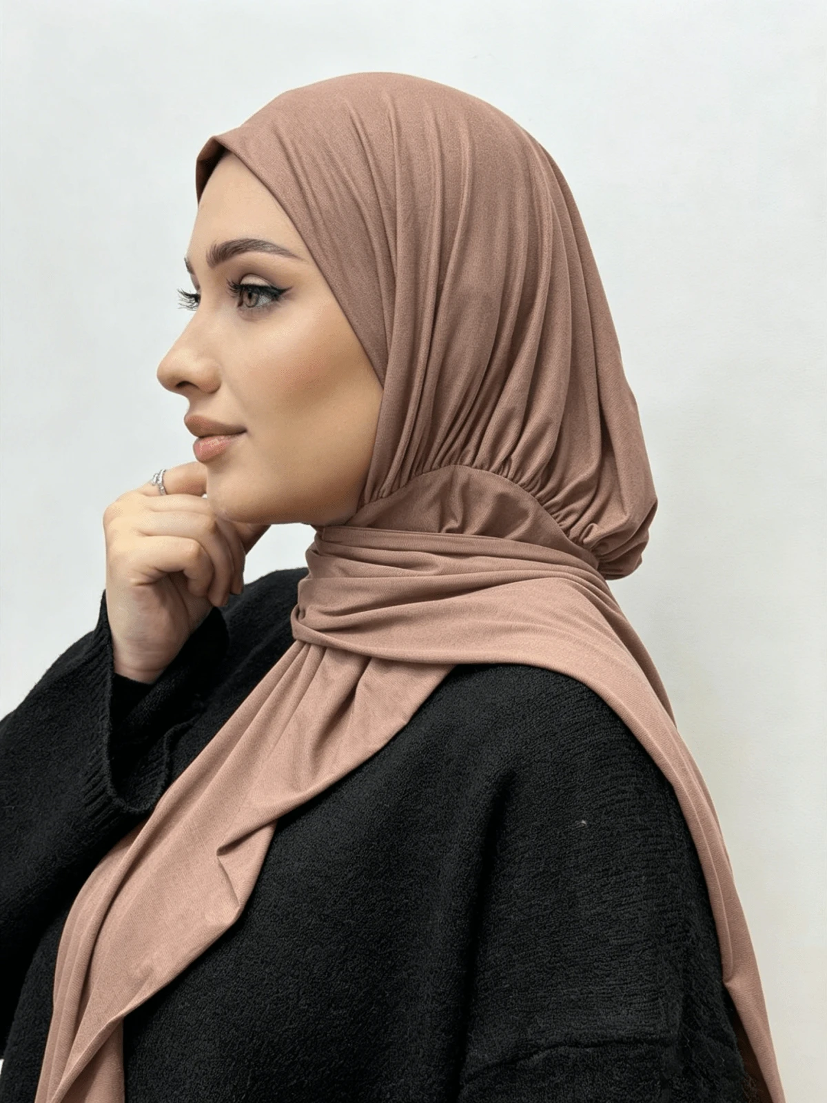 1 buah Hijab Instan Siap Pakai Terbuat dari Kain Lembut, Bernapas, dan Anti-Pilling untuk Muslimah. Cocok untuk Digunakan Sepanjang Tahun dan Pemakaian Sehari-hari oleh Muslimah.