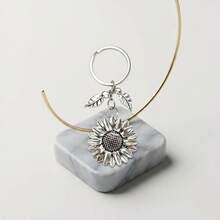 1pc Creative Popular Zinc Alloy Sunflower Flower Keychain, Small & Exquisite Pendant For Girls' Backpack, School Bag, Phone, Friendship Gift For Best Friend During Graduation Season - Antique Silver - View 3