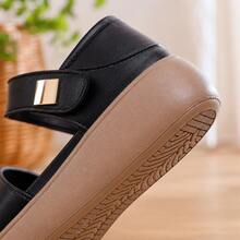 Women Flat Sandals - Black - View 8