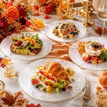 10/25/50pcs 10.25 Inch And 7.5 Inch Clear Hammered Gold Rim Round Dinner Plates Food Trays, Elegant Transparent Tableware Set, Suitable For Thanksgiving Autumn Party And Halloween, Christmas Buffet Dining, Modern Style Serving Plates, Perfect For Hosts And Guests. - View 7