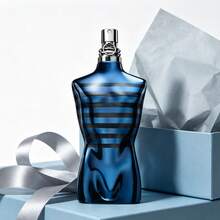 عطر رجالي مناسب للنهار والمساء بقيمة تمييز عالية، نغمات خشب الصندل الأنيقة مدمجة مع نغمات مائية وحمضية منعشة، مثالي للاستجمام والتجمعات الاحتفالية. - فوجير - مشاهدة 3