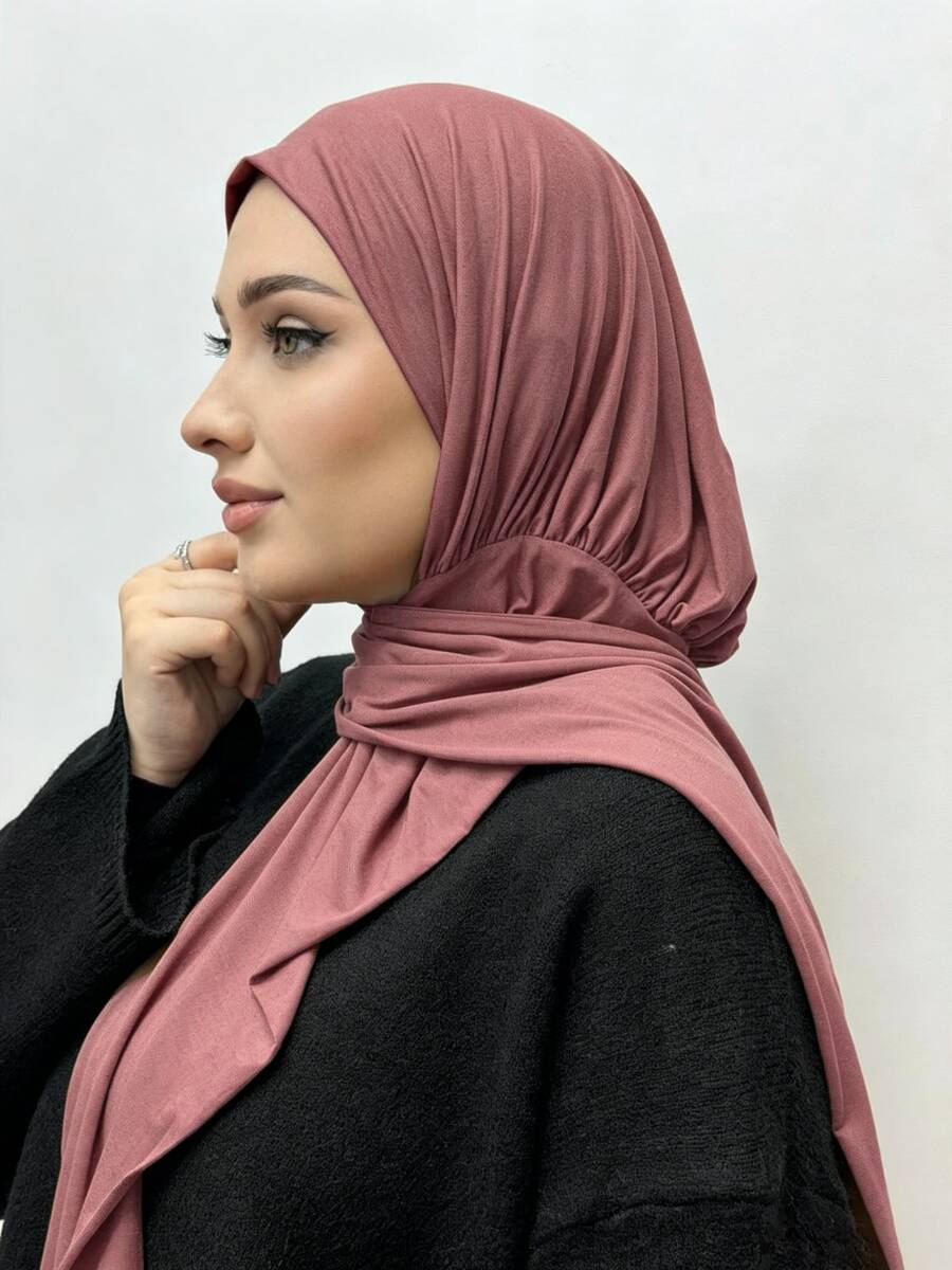 1 buah Hijab Instan Siap Pakai Terbuat dari Kain Lembut, Bernapas, dan Anti-Pilling untuk Muslimah. Cocok untuk Digunakan Sepanjang Tahun dan Pemakaian Sehari-hari oleh Muslimah.
