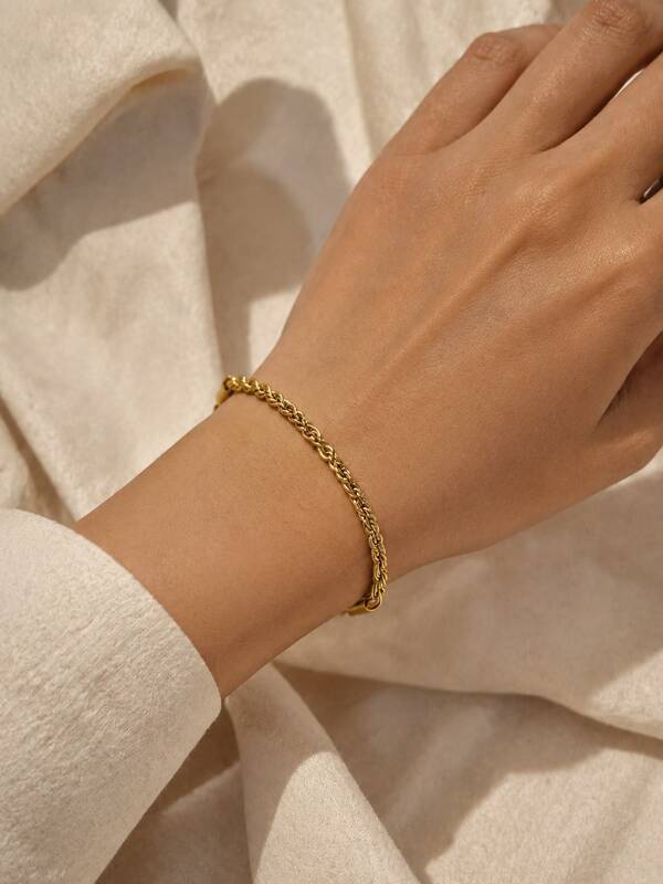 Minimalist Gold-Tone Twisted Rope Chain Stainless Steel Bracelet, Hypoallergenic Skin-Friendly Material, Waterproof Sweat-Resistant Anti-Oxidation, Fade-Resistant. Classic Twisted Rope Chain Texture With Delicate 3D Detail, Paired With Adjustable Extension Chain, Fits Various Wrist Sizes. Vintage Luxury Minimalist Style, Exquisite And Elegant Texture, Suitable For Commuting, Dating, Parties And More. Popular Overseas Women's Fashion Jewelry, Sturdy Welding And Fine Craftsmanship, Suitable For Daily Wear, Also A Metal Accessory For Best Friends, Birthday And Holiday Gifts