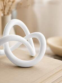 1pc White Abstract Knot Sculpture, Modern Geometric Minimalist Tabletop Decor, Nordic Aesthetic Home Accent For Living Room, Coffee Table, Bookshelf, Entryway, Office Desk & Bedroom, Small Decorative Ornament, Housewarming Gift - Abstract Knot Sculpture - View 4
