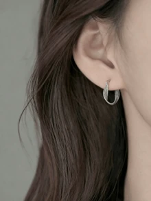 1 Pair Of Apathetic Twisted Personality Earrings, Women's High-End Light Luxury Stud Earrings, Novel Design, Versatile For Commuting And Dating - Silver - View 3