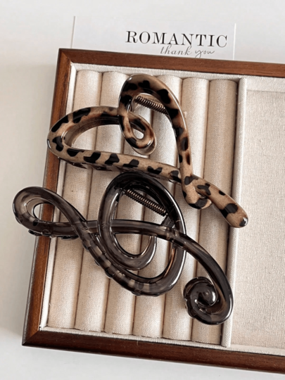 2pcs Leopard Print Heart Large Hair Claw + Solid Color Music Note Shark Hair Claw, Autumn/Winter Maillard Style Leopard Shark Hair Clip For Back Of Head Updo, Versatile Elegant Hair Claw For Women, Suitable For Daily, Commuting, Dating, Premium Gift For Girls