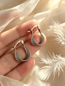 1 Pair Of Apathetic Twisted Personality Earrings, Women's High-End Light Luxury Stud Earrings, Novel Design, Versatile For Commuting And Dating - Silver - View 1