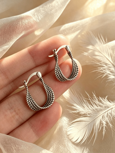 1 Pair Of Apathetic Twisted Personality Earrings, Women's High-End Light Luxury Stud Earrings, Novel Design, Versatile For Commuting And Dating