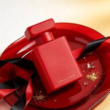 رذاذ عطر قوي بنوتة عطرية أنيقة وعميقة، بروفايل عطري متعدد الاستخدامات من الفواكه الطازجة إلى الخشب الدافئ، زجاجة عطر حمراء مطفية أنيقة - رسم الزهر - مشاهدة 5
