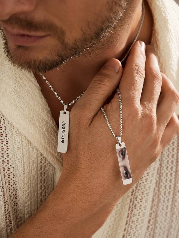 1 pieza Collar personalizado con barra larga y foto grabada, colgante rectangular de acero inoxidable, admite producción personalizada de doble cara, un lado grabado con texto de nombre y símbolo de corazón, el otro lado impreso con foto de retrato exclusiva. Material de acero inoxidable de alta calidad seleccionado, resistente al desgaste y a la decoloración, hipoalergénico. Cadena de caja simple y versátil, estilo discreto y elegante, adecuado para hombres y mujeres, regalo conmemorativo exclusivo perfecto para aniversario de pareja, cumpleaños, Día de San Valentín, para atesorar recuerdos inolvidables.
