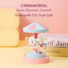 Miniso Sanrio Kuromi 旋轉木馬小夜燈，可充電 LED 桌面裝飾燈，可愛角色床頭裝飾夜燈，女孩禮物 - 大耳狗-藍色 - 查看 1