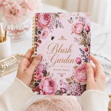 دفتر تخطيط شهري Blush Garden بحلقات لولبية، غلاف زهري بفاوانيا وردية بألوان مائية عتيقة مع أنماط فراشات ونحل مرسومة يدويًا، ربط لولبي ذهبي مزدوج للكتابة المسطحة، زخرفة إنجليزية أنيقة برقائق ذهبية، أسلوب رومانسي أنيق. تخطيط شهري لتسجيل الأهداف الشهرية والجداول وقوائم المهام ومذكرات الحياة، مناسب للطلاب وموظفي المكاتب لإدارة الوقت، مخطط فني، استخدام مزدوج للملاحظات اليومية والتخطيط، مثالي للهدايا والاستخدام الشخصي، دفتر إبداعي بزهور عتيقة - النمط 1 - مشاهدة 1