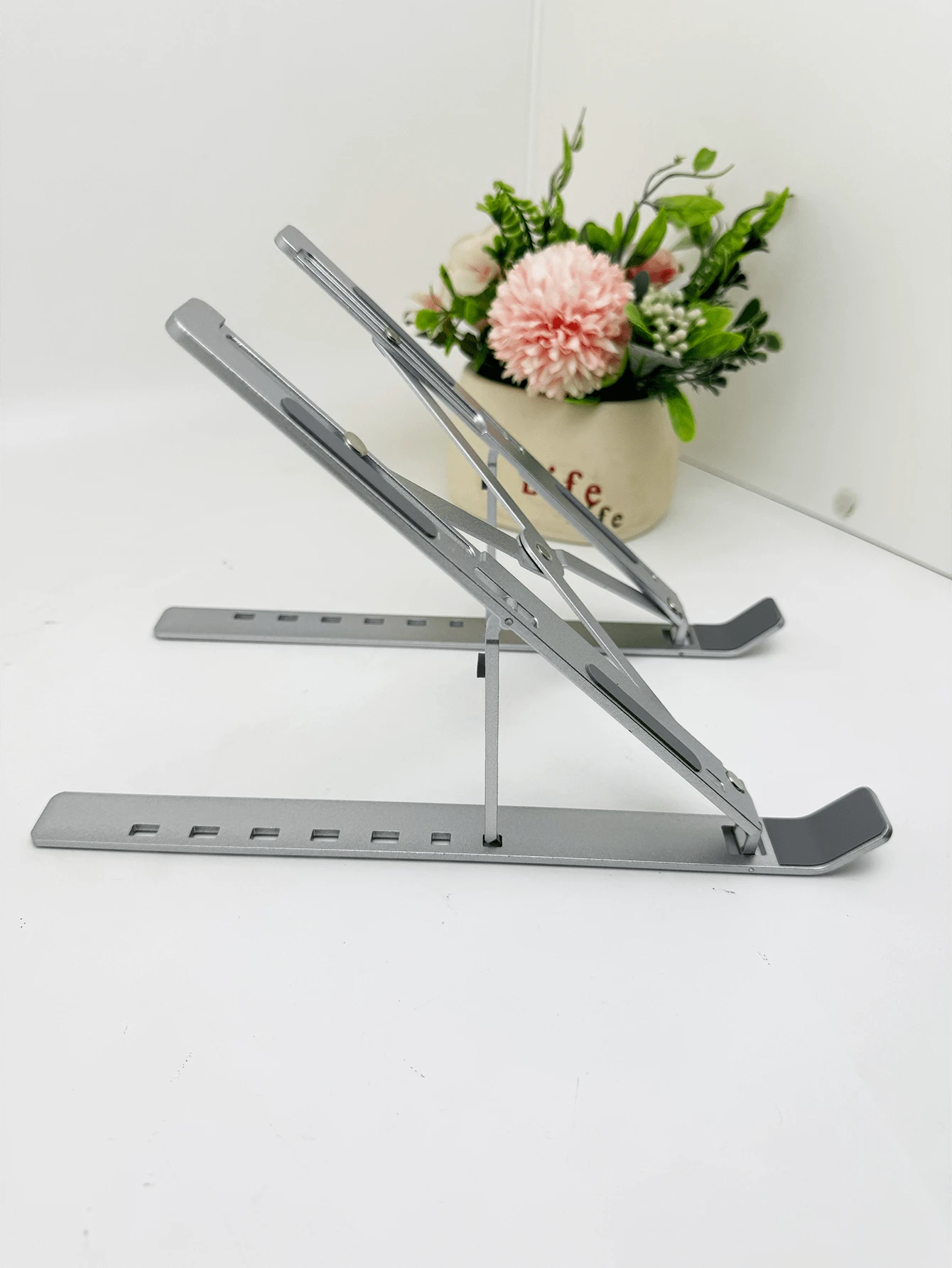 Soporte portátil de aluminio de 18 pulgadas, plegable y con disipación de calor, elevador portátil para tableta y teléfono móvil - Multicolor - Ver 1