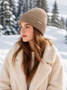 Mũ len beanie nữ màu trơn dệt gân, thiết kế gắn mác kim loại, giữ ấm bảo vệ tai, mũ không vành đa năng cho mùa thu/đông - Mũ len - Xem 3