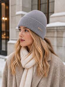 Mũ len beanie nữ màu trơn dệt gân, thiết kế gắn mác kim loại, giữ ấm bảo vệ tai, mũ không vành đa năng cho mùa thu/đông - Mũ len - Xem 2