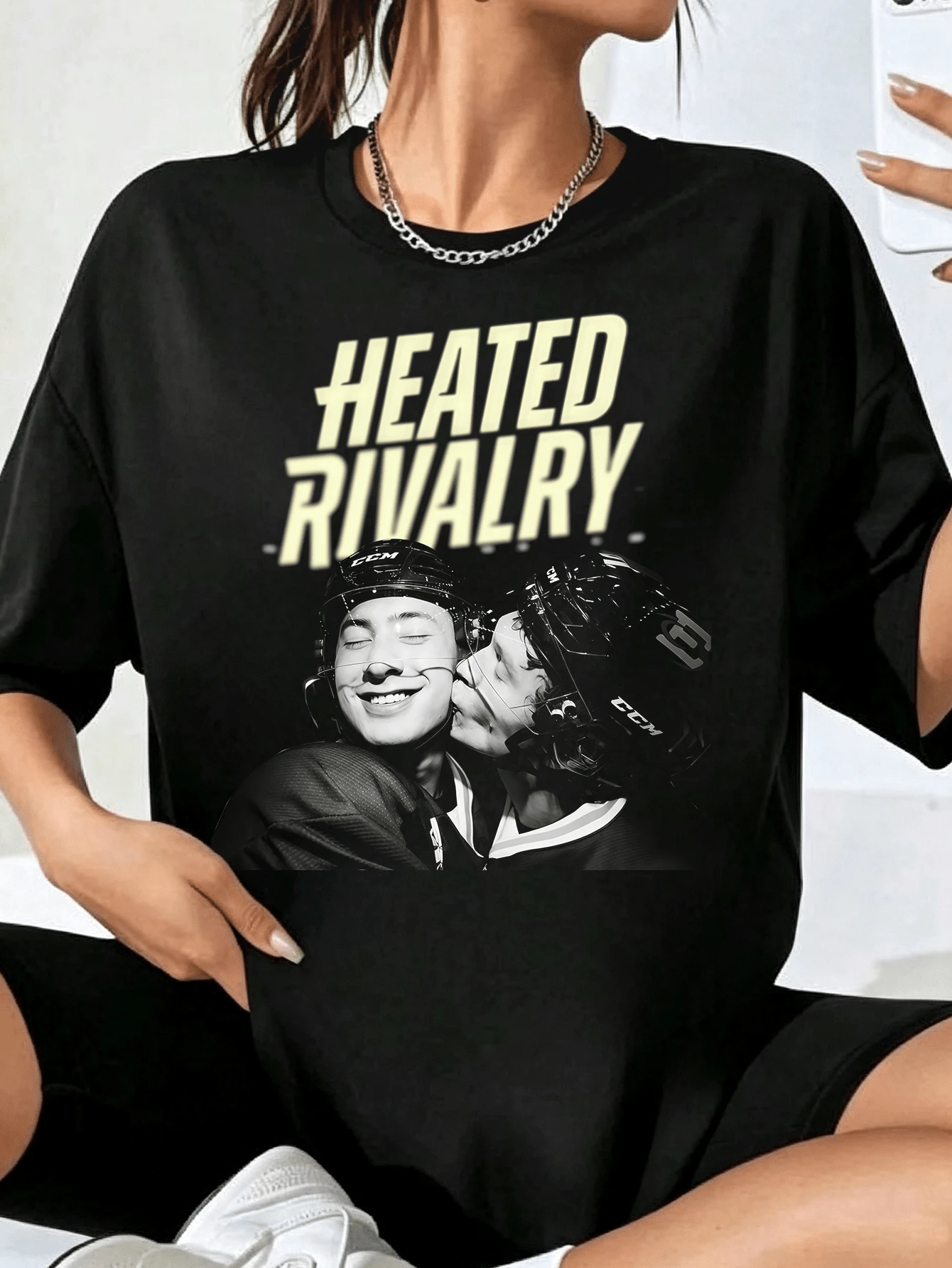 Heated Rivalryy Vintage Graphic Tee, Hockey Romance Novel Art, Black & White Player Portrait, Retro Bold Text Design for Devoted Book Fans - الأسود - مشاهدة 1