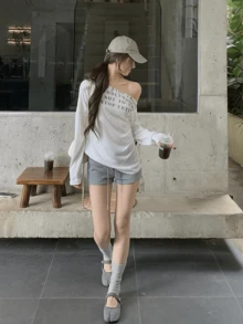 女款防曬透明罩衫長袖T恤，白色不對稱領口上衣，性感風格 - 白色 - 查看 5