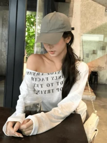 女款防曬透明罩衫長袖T恤，白色不對稱領口上衣，性感風格 - 白色 - 查看 3
