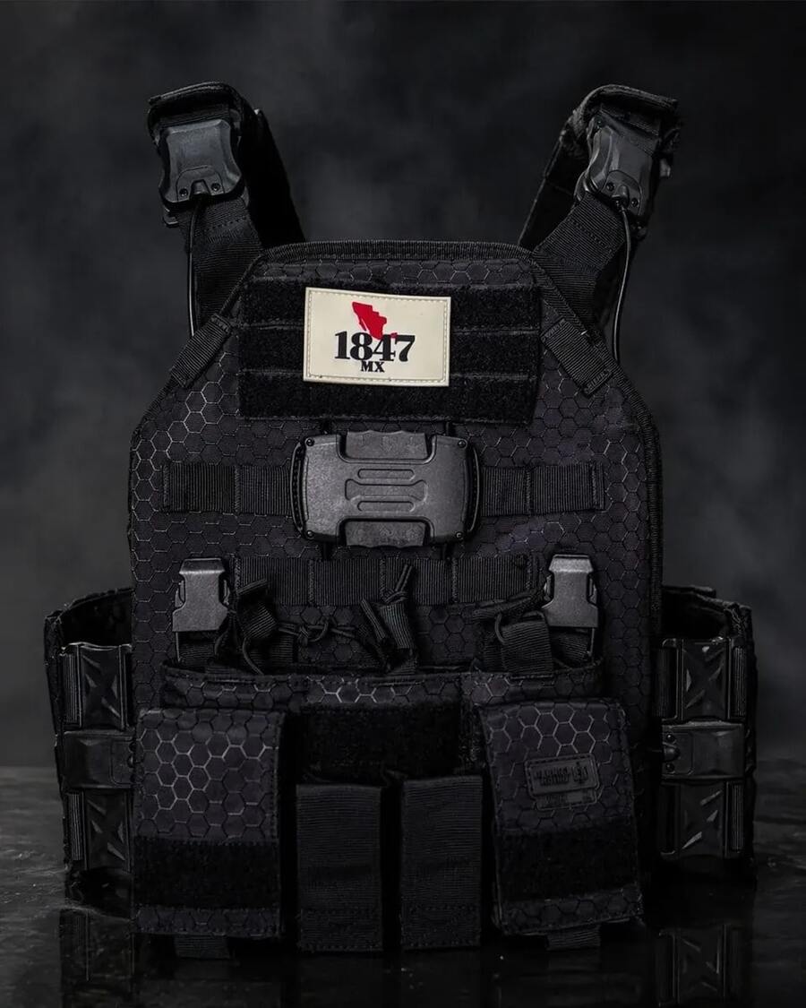 Magnetic Quick-Release Tactical Plate Carrier Vest - Black - View 1