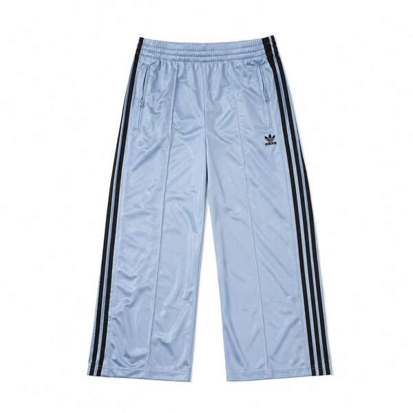 Celana olahraga adidas Originals model lebar dengan tiga garis samping dan saku resleting, warna abu-biru muda.