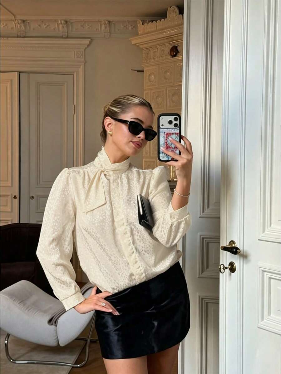 Elegante Damen-Bluse aus Jacquard-Satin, Bürohemd mit Bindeband-Ausschnitt, Puffärmeln und langen Ärmeln, vintage französisches lockeres formelles Top - Champagnerfarben - Übersicht 1