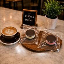 Model Pajangan Dessert Cokelat Realistis, Terbuat dari Bahan PU yang Lembut dan Nyaman, Cocok untuk Pajangan Konter Toko Dessert, Penataan Kedai Kopi, Dekorasi Meja Pesta, dan Dekorasi Acara Khusus. - Model pajangan makanan penutup cokelat - View 2
