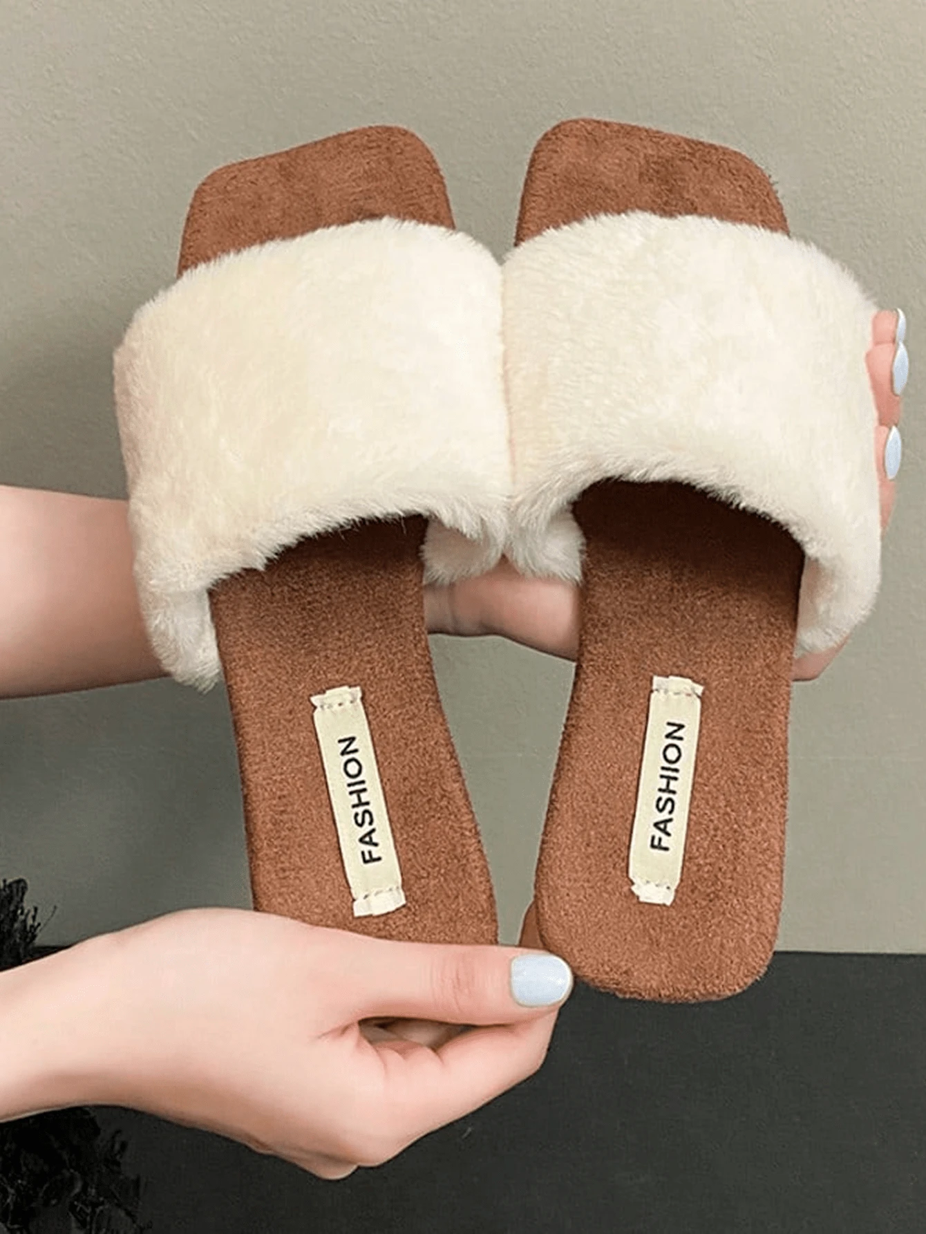 Plus Size 35-41 Women's Autumn/Winter Classic Minimalist Fashion Black & Brown Colorblock Fuzzy Square Toe Open Toe Flat Slippers, Lightweight Comfortable Anti-Slip Durable Versatile Fur Slides For Home And Casual Wear - Off-white - View 1