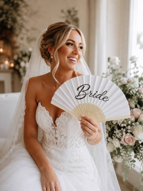 1pc White Bridal Folding Hand Fan With Black Handwritten Text, Elegant Bridal Wedding Accessory, Decorative Hollow Handle Fan, Suitable For Brides-To-Be, Bridal Shower, Bachelorette Party, Wedding Ceremony, Reception, Photo Props, Bridal Gifts, Party Favors And Wedding Decor