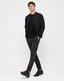 Sepatu lari low-top Nike berbahan kulit sintetis yang bernapas, menyerap guncangan, anti selip, dan tahan lama untuk pria, warna hitam dan merah. - Hitam - View 8