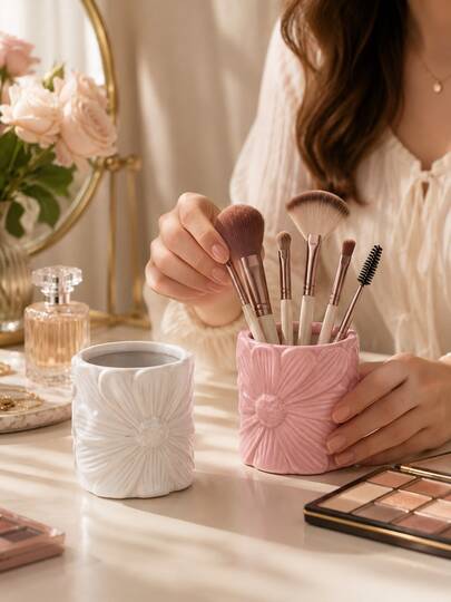 Cute Flower Resin Makeup Brush Holder, Suitable For Organizing Makeup Brushes, Pens And Cosmetics On Vanity Or Bathroom Countertop. Adds A Sweet Girly Vibe, Ideal Storage Solution For Makeup Lovers, Also Perfect As Home Decor, Valentine's Day Gift Or Back To School Gift.