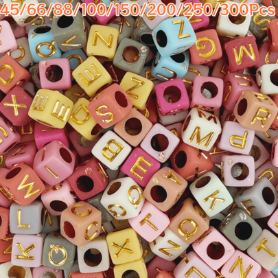 45/66/88/100/150/200/250/300 pièces Perles de lettres anglaises, perles carrées en acrylique, perles de lettres dorées sur fond coloré, accessoires de perles faits main DIY pour bijoux, style aléatoire
