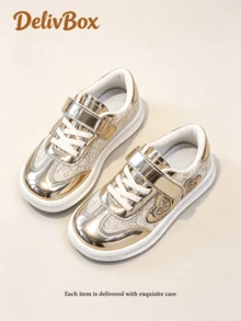 1 Pair Girls' Breathable Lace Patchwork + 3D Heart Rhinestone Embellishment, Gold Mirror Film Toe Cap, Exquisite Layered Design, Wide Round Toe Protection, Hook And Loop Closure For Easy On/Off, Non-Slip Wear-Resistant Flat Sole, Elegant Fairy Princess Sneakers, Suitable For Daily Wear, Parties, And Matching With Little Dresses - Gold - View 2