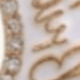 Pendientes tipo bota con letras y diamantes en forma de lazo