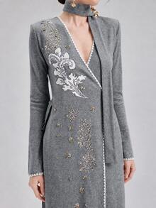 Rich Radi Q's 優雅女款粉色中長洋裝，V領設計，刺繡與腰帶細節，修身下擺，休閒旗袍風 - 灰色 - 查看 5