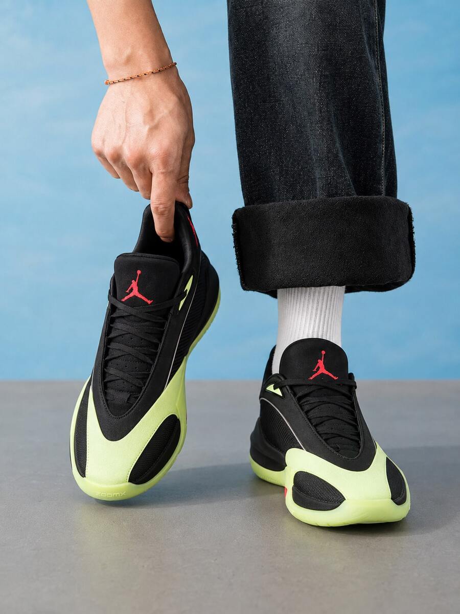 Nike Sepatu Basket Pria JORDAN TRIANGLE - Hitam/Merah-Hijau - View 1