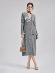 Rich Radi Q's 優雅女款粉色中長洋裝，V領設計，刺繡與腰帶細節，修身下擺，休閒旗袍風 - 灰色 - 查看 1
