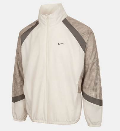 Jaket basket lengan panjang berkerah tegak dengan resleting dan logo merek Nike Icon, pria, warna hitam.