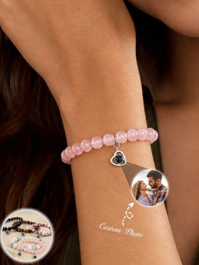 1 pieza Pulsera de piedra natural con proyección de corazón personalizada, proyección de foto personalizable, pulsera de cuentas con proyección de foto personalizada para mujer, pulsera de piedra de cristal rosa natural de múltiples materiales, colgante de proyección con forma de corazón, puede almacenar fotos de recuerdos exclusivos, accesorio versátil y sencillo para mujer, regalo de San Valentín, regalo de aniversario y cumpleaños, pulsera conmemorativa romántica para mejor amiga/novia, múltiples opciones de cuentas de piedra natural, colgante de acero inoxidable con corazón hueco, adecuado para regalos de San Valentín, cumpleaños y aniversario