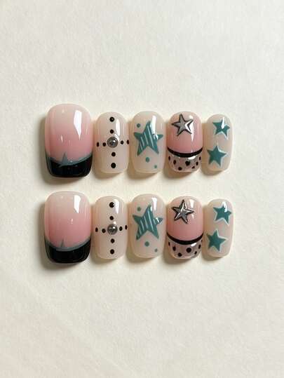 10 pièces d'ongles à coller faits main, faux ongles carrés courts nude, pointe française noire avec pois étoilés bleu-vert et clous métalliques argentés, ongles artificiels brillants réutilisables pour femmes, style Y2K cool pour la décoration des ongles quotidienne et de fête