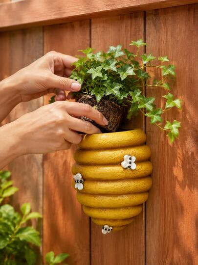 1pc Honeycomb Shaped Wall Hanging Planter With Bee Decor Resin Hanging Flower Pot, Indoor Outdoor Garden Balcony Wall Art Decor, Perfect As Decorative Gift For Plant Lovers, Housewarming Gift Or Garden Theme Gift